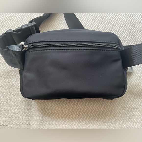 New Guess Body/Belt Bag size 1L - Picture 3 of 3